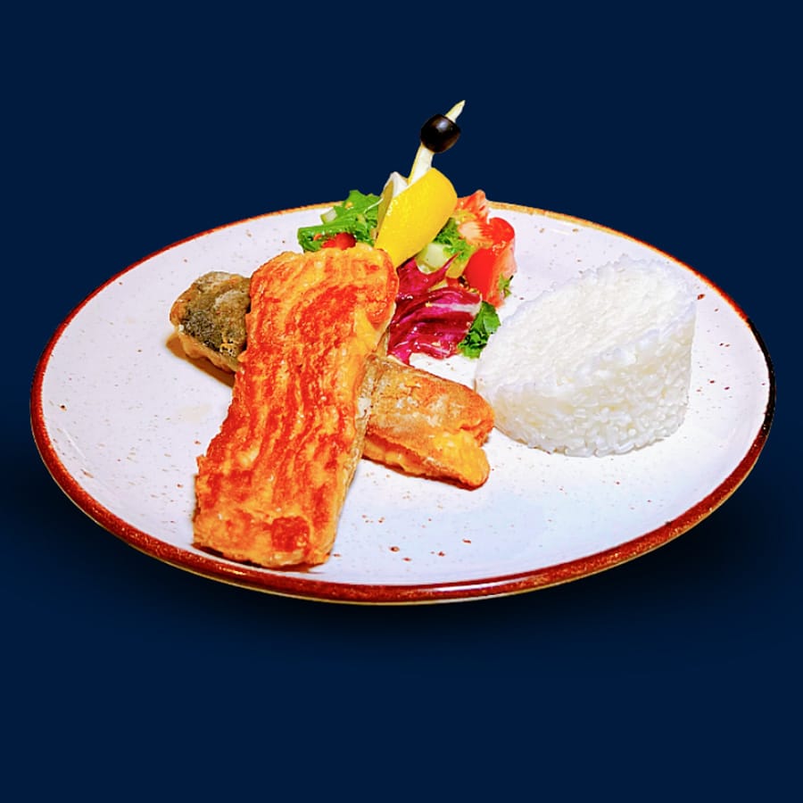 Karp Smażony z Ryżem Gotowanym i Warzywami